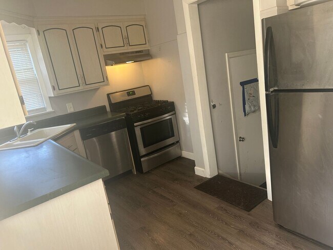 Building Photo - 3 bedroom, 3 bath single family home in So...