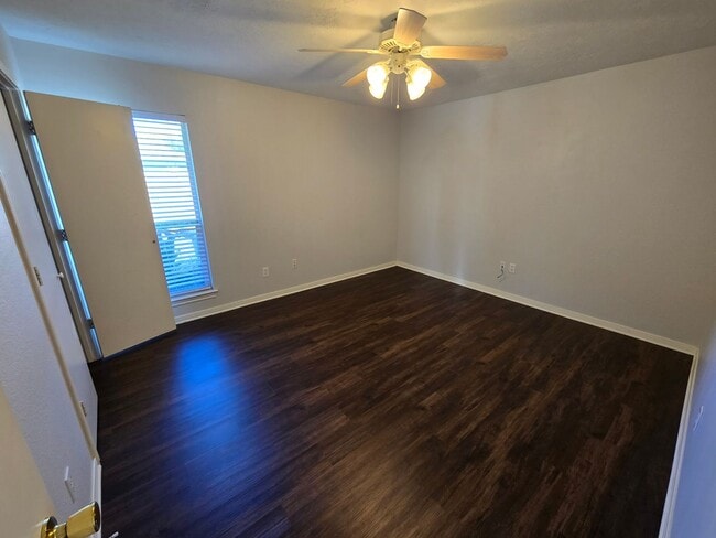 Building Photo - College Station - 3 bedroom / 2 bath / Garage / Fenced in back yard.