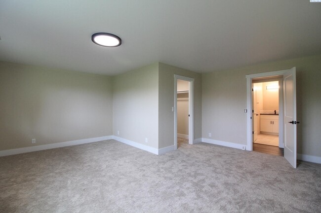 Building Photo - 5 Bed/3 Bath House in Kennewick Canyon Lakes