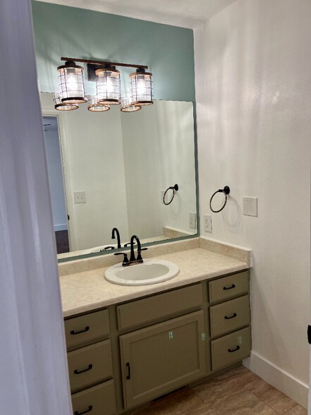 Building Photo - 742 150 S