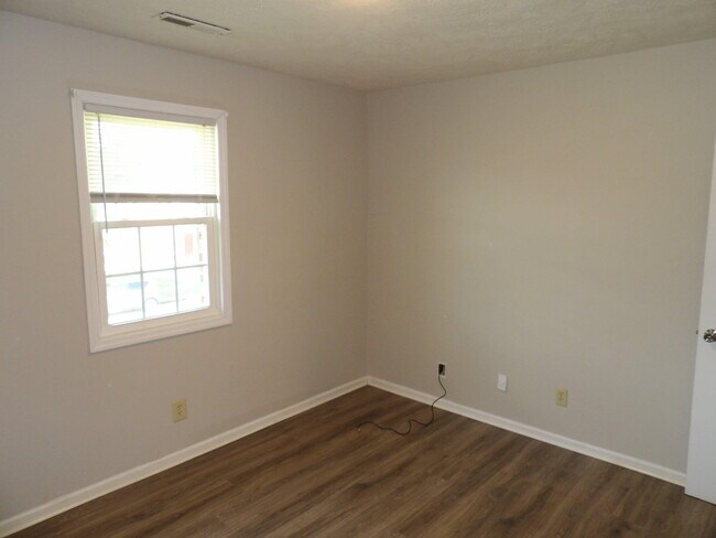 Building Photo - 204 Landings Dr