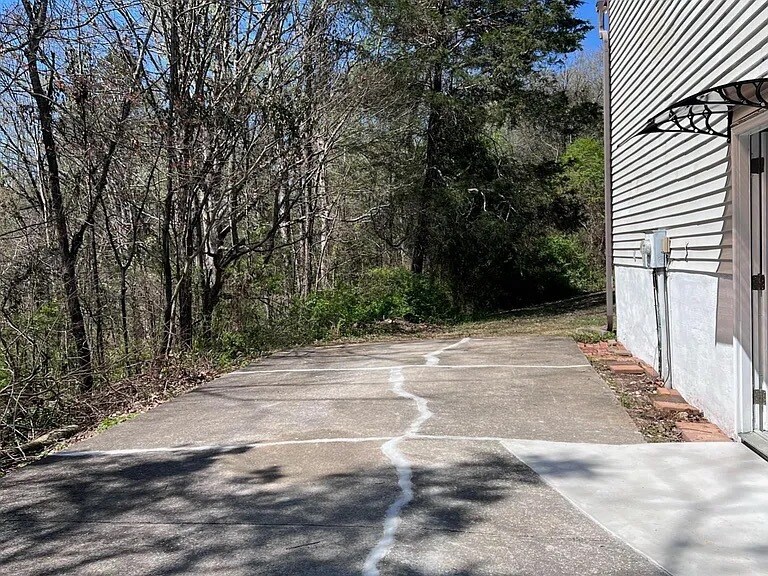 Building Photo - 1637 River Crest Dr