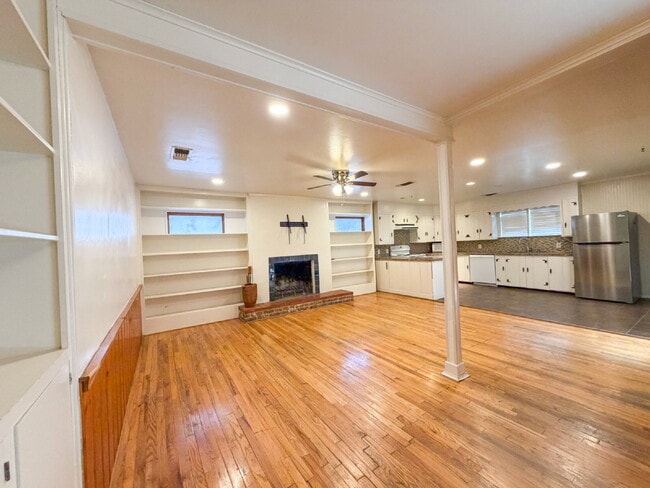 Building Photo - Gorgeous Mid Century Style Located in the Medical District!