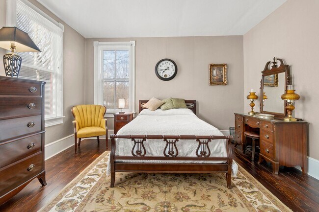 Building Photo - Downtown Smithfield: Beautiful, furnished apartment for rent