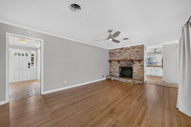 Building Photo - 677 Selkirk Dr