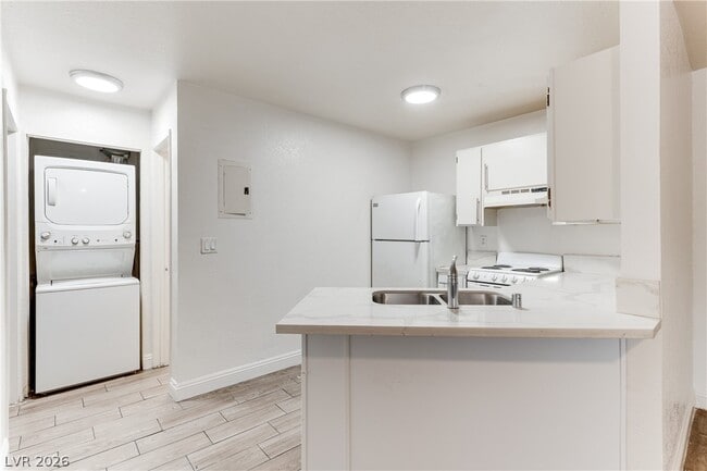 Building Photo - 510 Elm Dr