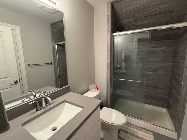 Building Photo - 391 Village Ln