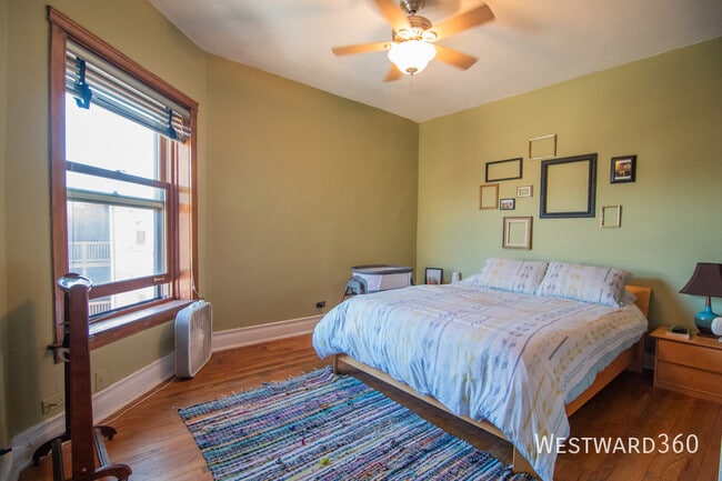 Building Photo - 844 W Lakeside Pl