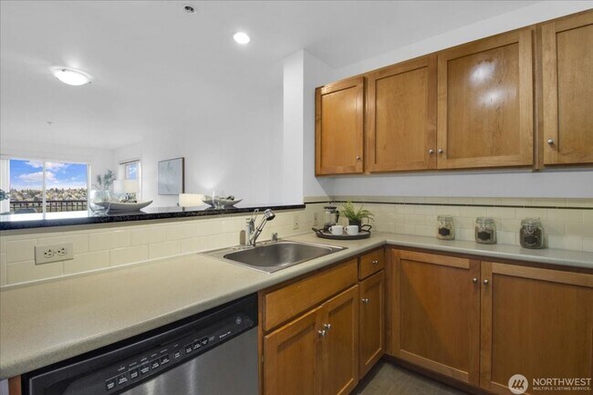 Building Photo - 1909 10th Ave W