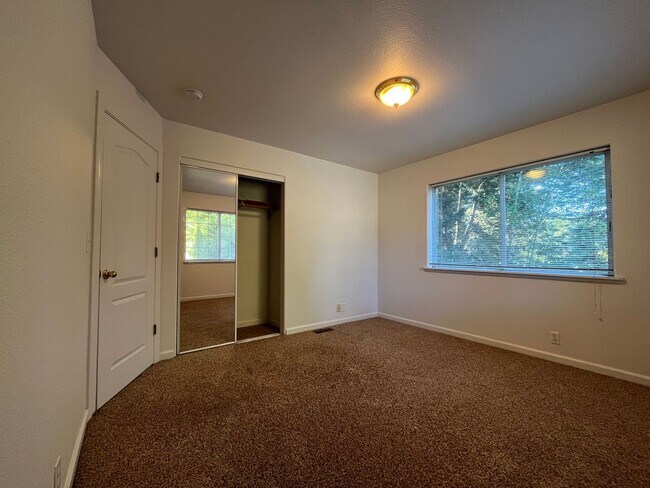 Building Photo - Spacious 3 Bedroom, 2.5 Bathroom w/ Bonus ...