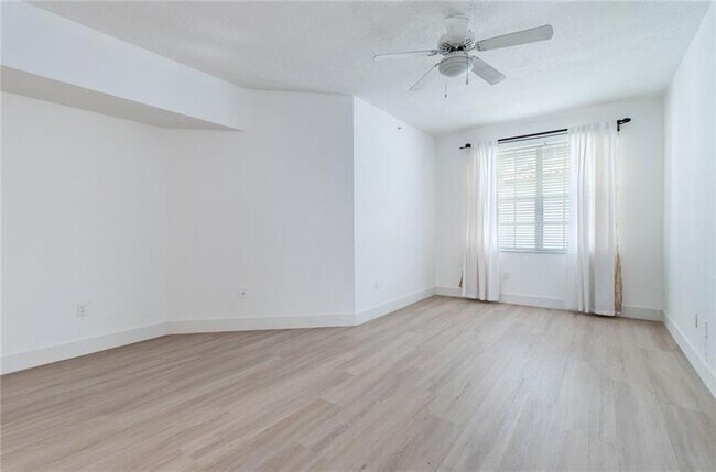 Building Photo - 761 SW 148th Ave