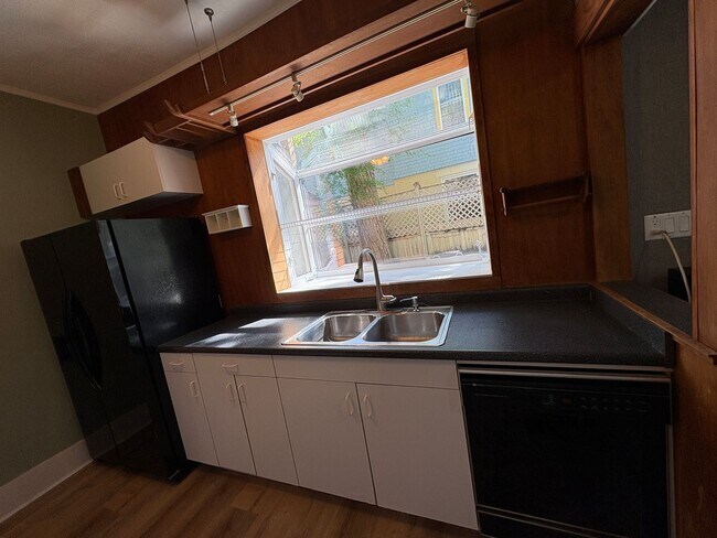 Building Photo - 4 bedroom 2 bathroom Historic Home Downtown Manhattan KS