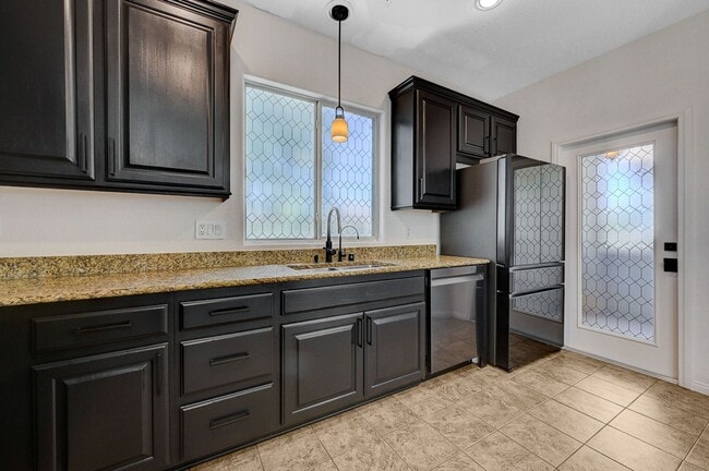 Building Photo - Stylish Tri-Level Home/Tandem Garage in Henderson