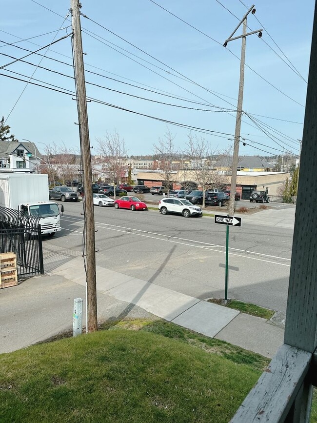 Building Photo - PRELEASE: 4bd/2ba next to Aslan Brewing Downtown