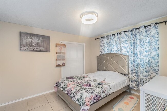 Building Photo - 9801 Oriole Dr