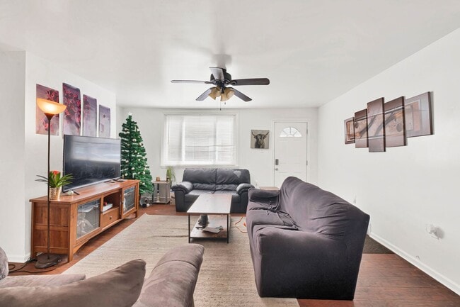 Building Photo - 3 Bed, 1.5 Bath House in South Side Flats