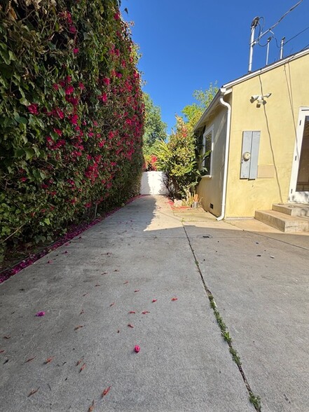 enclosed backyard with gate - 4969 Vincent Ave