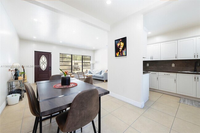 Building Photo - 250 NE 170th St