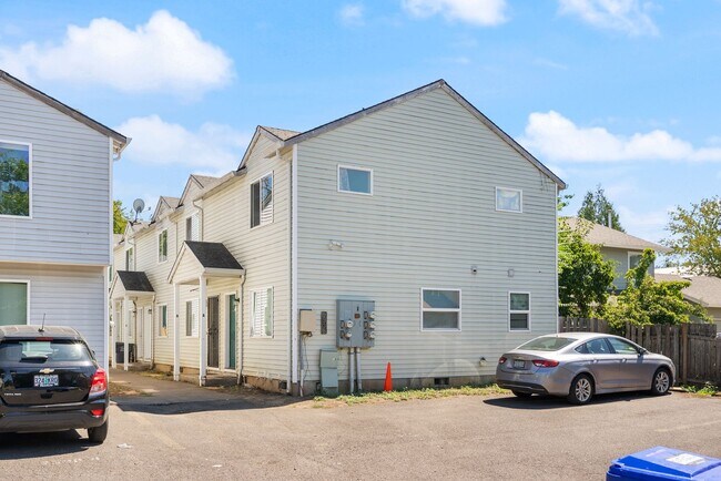Building Photo - Spacious 2-Bedroom Townhome in SE Portland