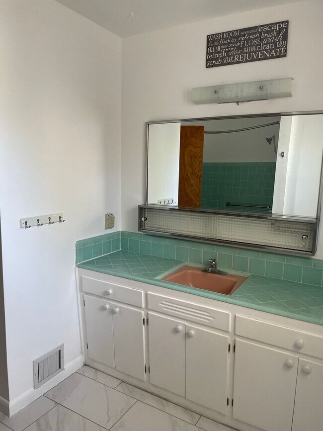 Building Photo - Open floorplan/Huge yard/Lots of Storage/Fireplace