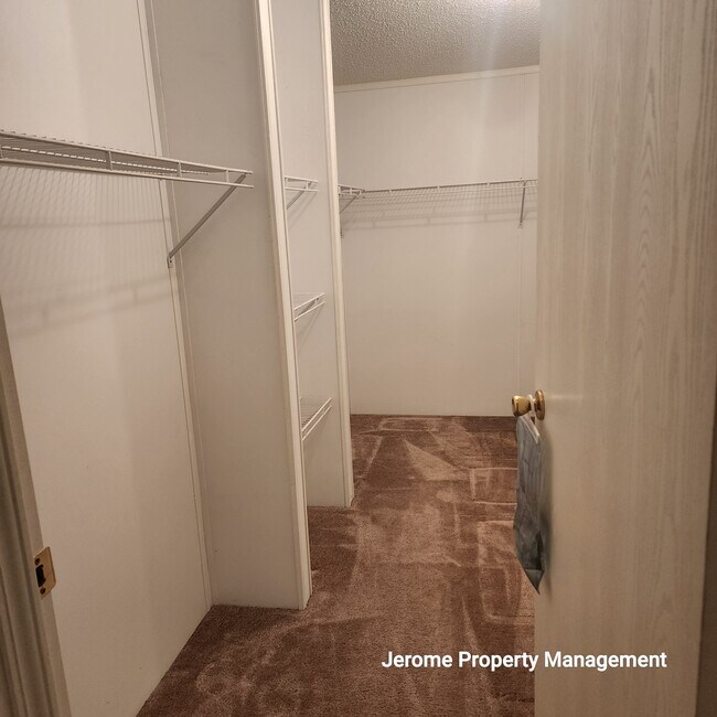 Building Photo - 5924 Vanco Dr