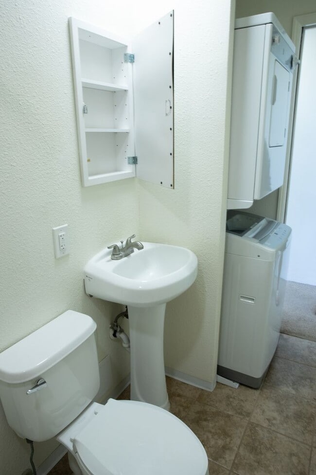 Building Photo - 2 BR/ 1 Bath Low- rise Apartment
