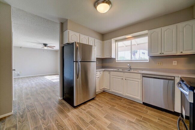Building Photo - 5945 S Palm Dr