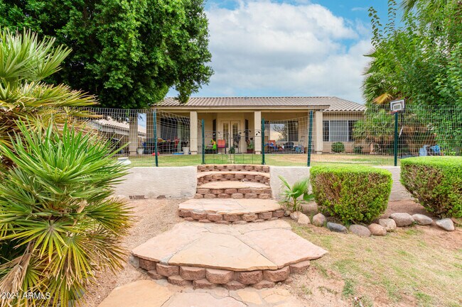 Building Photo - 542 S Cholla St