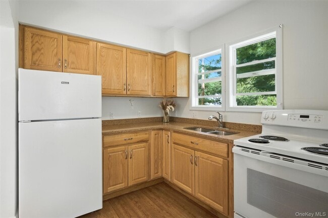 Building Photo - 190 Continental Rd