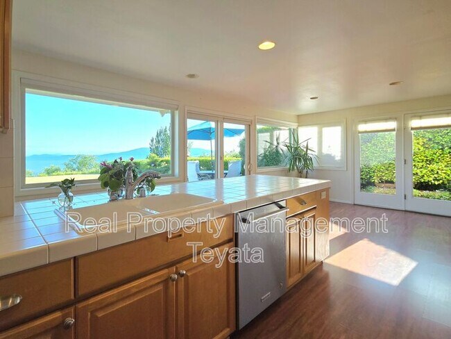Building Photo - 3921 Cliffside Dr
