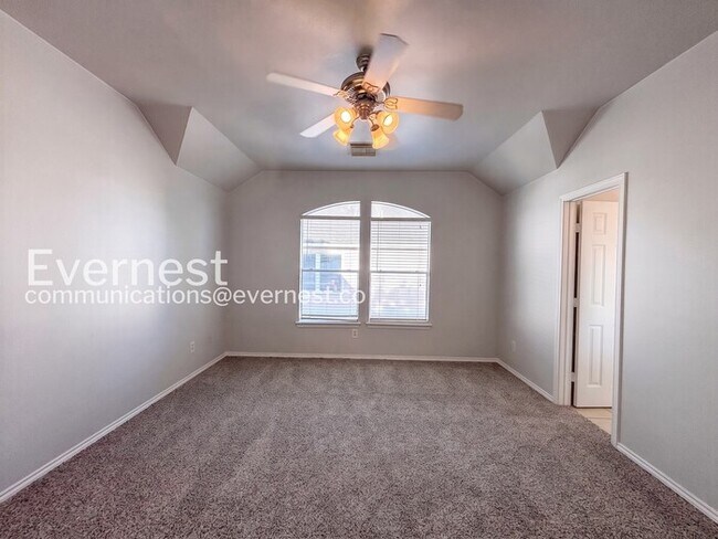 Building Photo - 2Bed / 2Bath Spacious Town Home with Fenced Yard and Garage / Available Now!