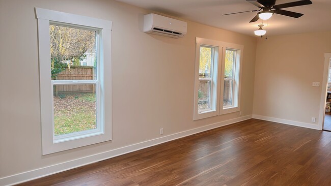 Building Photo - Available early Jan! Newly updated 4 bdrm/...