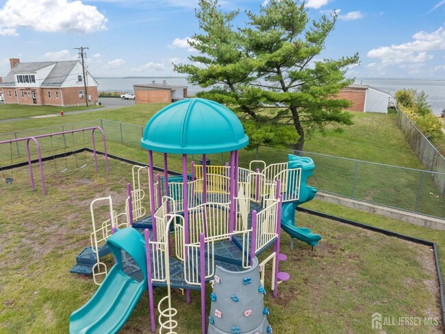 Building Photo - 106 Boulevard W