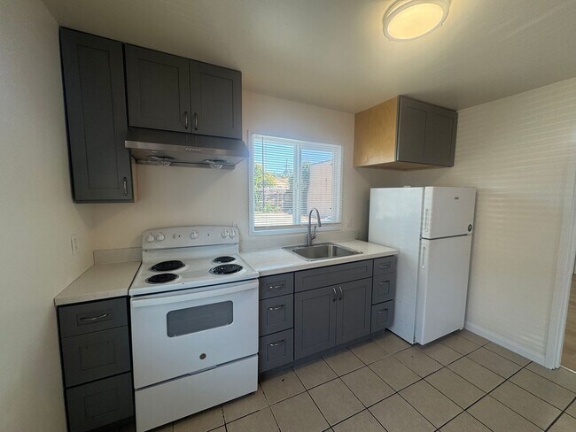 Building Photo - Newly Renovated 2 Bedroom, on San Pablo Av...
