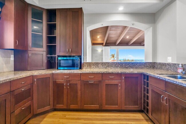 Building Photo - 5940 La Jolla Mesa Dr