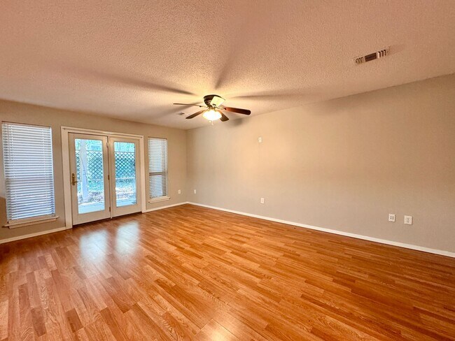 Building Photo - 4 Bedroom/ 2.5 Bathroom Home in Tanglewood...