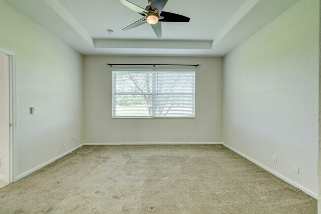 Building Photo - 688 Stanford Ln