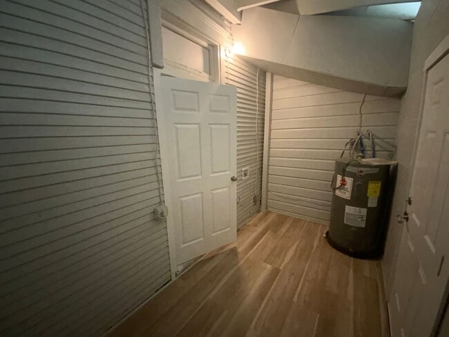 Building Photo - 1223 W 10th St