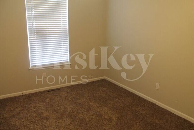 Building Photo - 619 N Crest Dr
