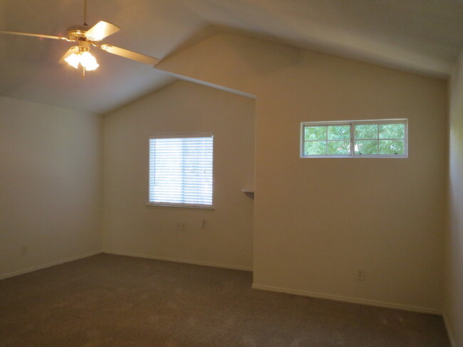 Building Photo - 2-Story home in NE Fresno w/ pool, a nice ...