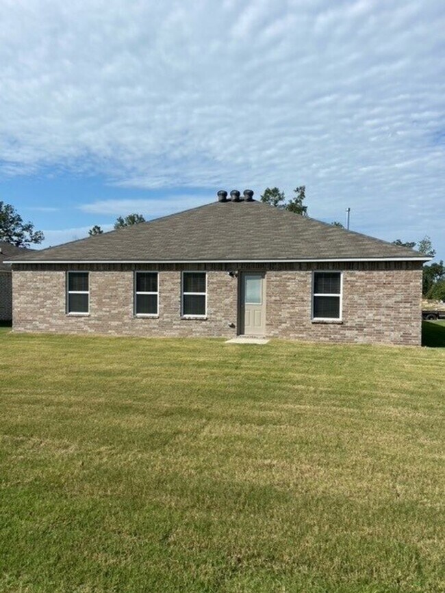 Building Photo - Four Bedroom | Two Bathroom Home in Woods ...