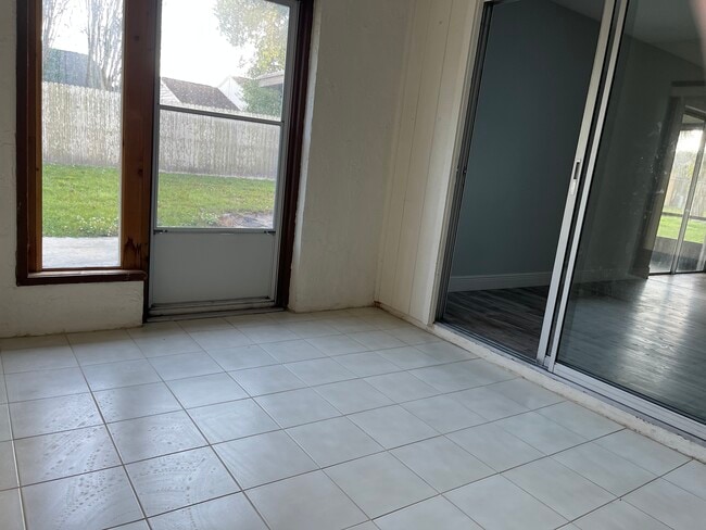 Building Photo - 325 Redwing Way