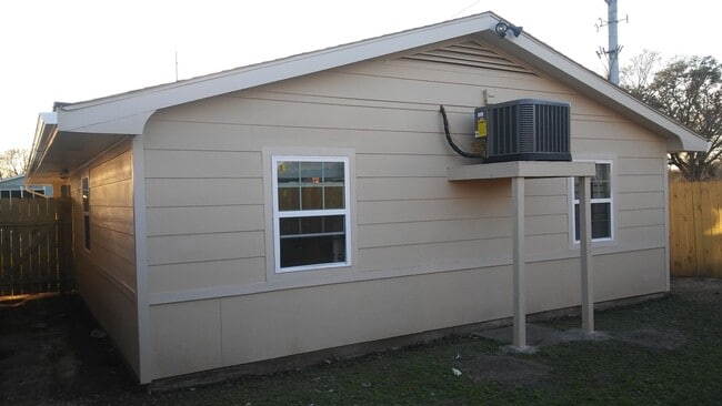 Building Photo - 7667 Avon Park Blvd