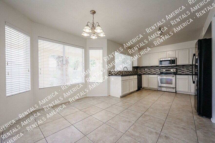Building Photo - 2361 W Myrtle Dr