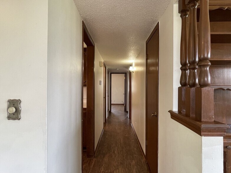 Building Photo - 4841 Newport Dr