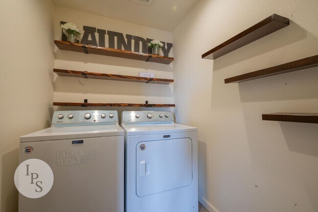 Building Photo - Fresno SouthEast Home, Gated Community, Clovis Unified School District, 3BR/2.5BA