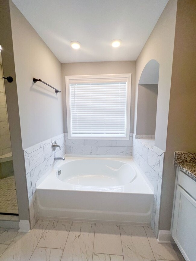 Building Photo - 5 Bedroom 2 1/2 Bathroom Home