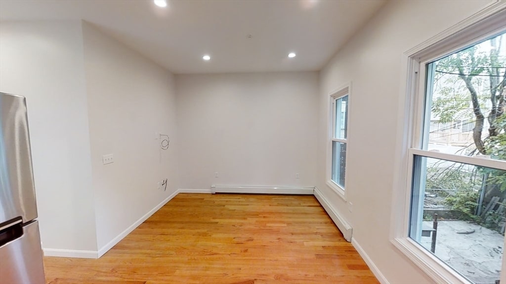 Building Photo - 131 Putnam St