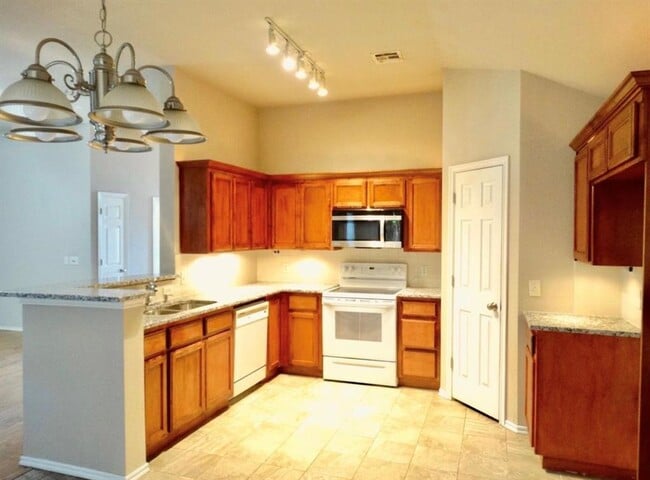 Building Photo - 3301 Buckingham Pl