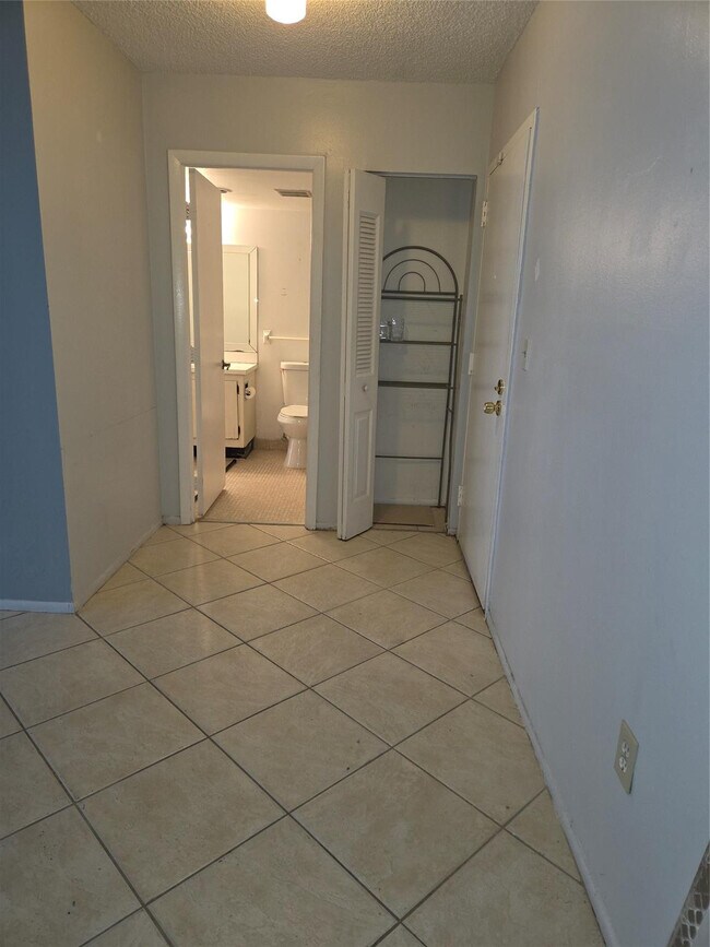 Building Photo - 4158 Inverrary Dr